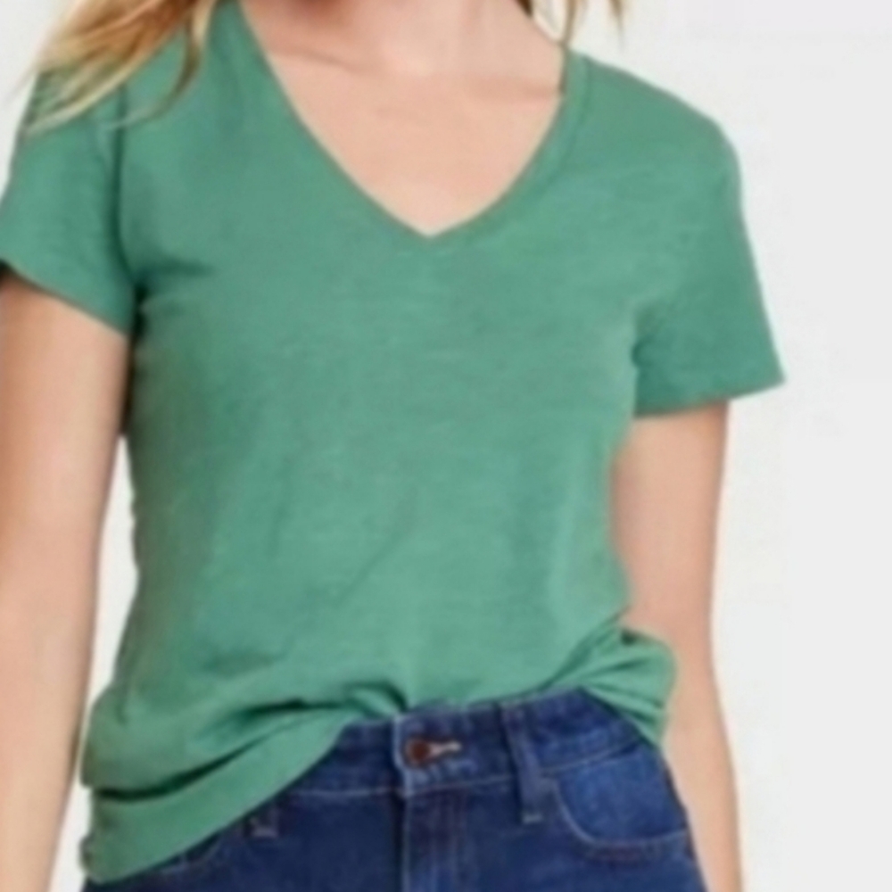 ❤️10/$10 New Pretty Green V-Neck Tshirt